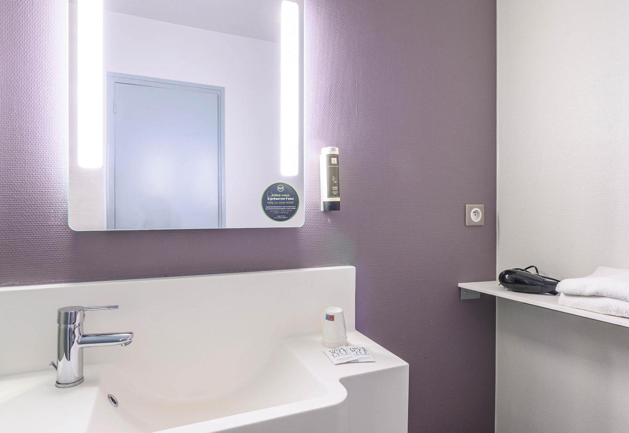 - échangeur A7 A9 Hotel 3*