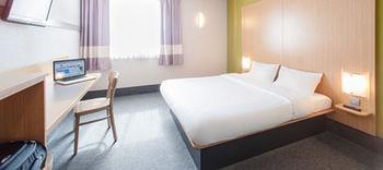 - échangeur A7 A9 Hotel 3*