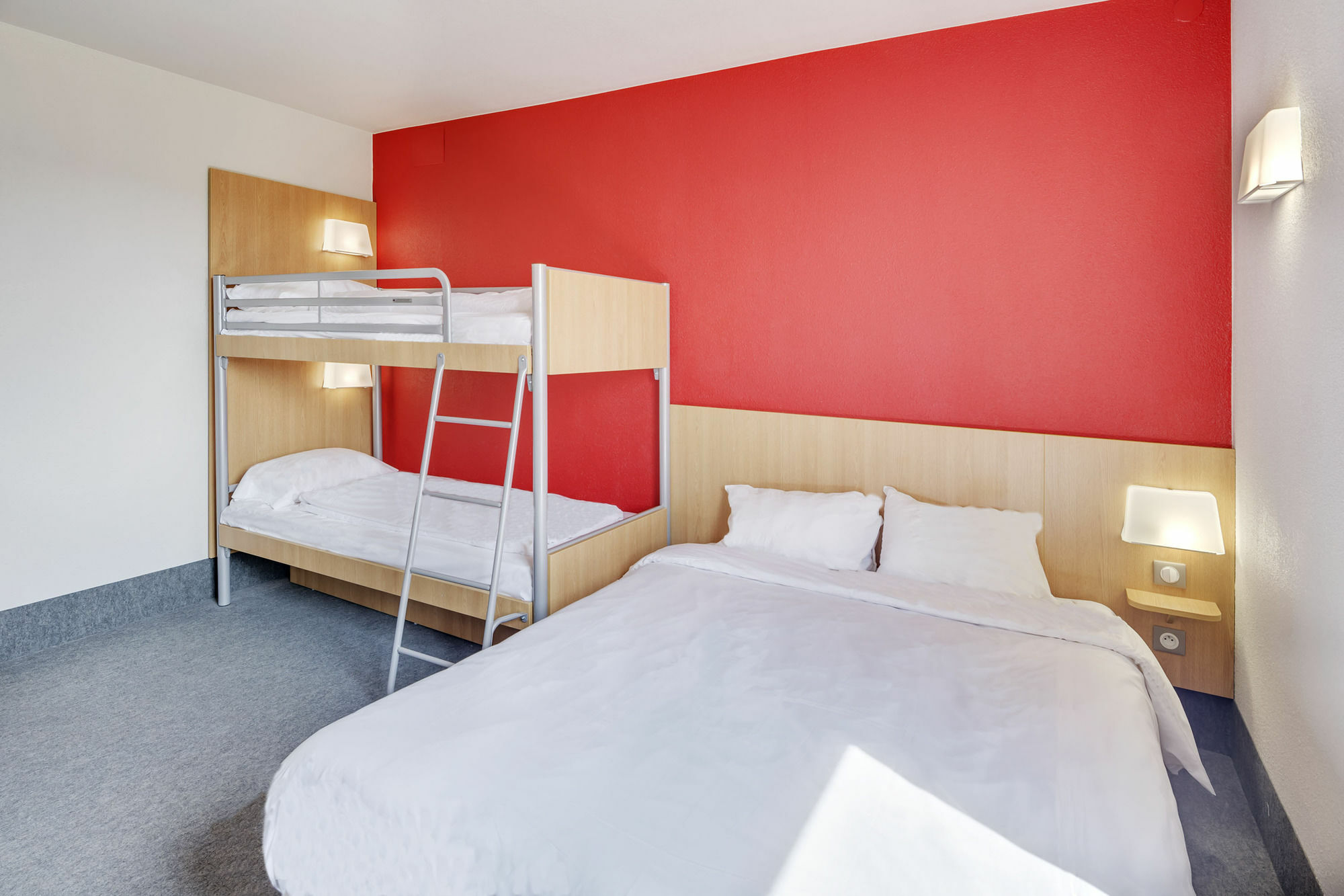 Hotel - échangeur A7 A9