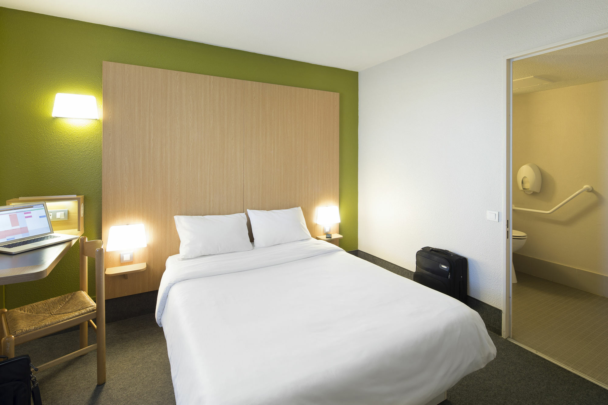 - échangeur A7 A9 Hotel 3*