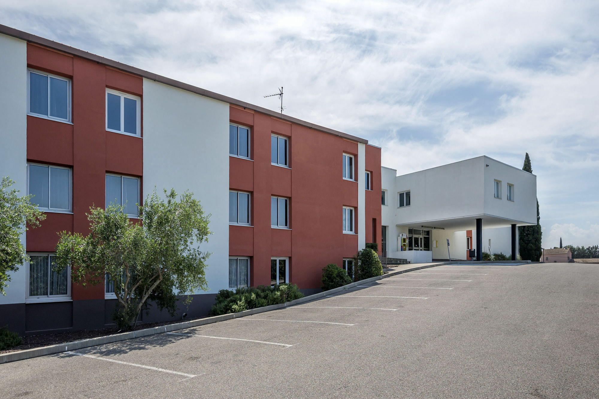 Hotel - échangeur A7 A9